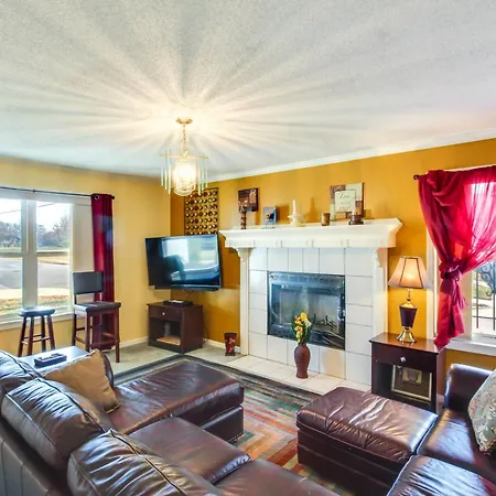 Central Kansas City Home Less Than 3 Mi To Downtown!-2